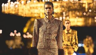 Mica Argañaráz en el París Fashion Week