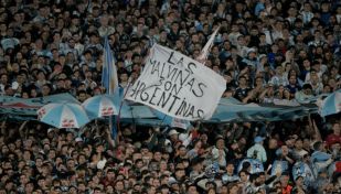 Bandera de Malvinas en el Monumental