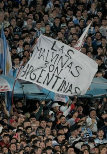 Bandera de Malvinas en el Monumental