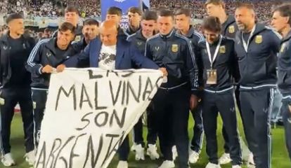 Selección de Argentina con la bandera por las Malvinas