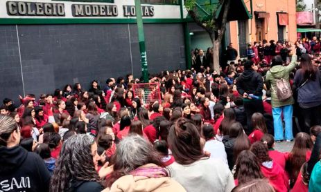 Protesta en la puerta del Colegio Modelo de Lomas de Zamora