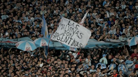 Bandera de Malvinas en el Monumental