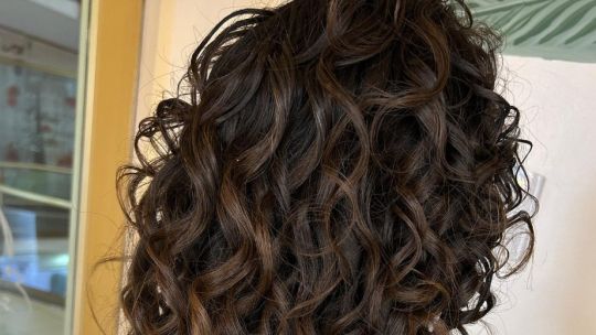 Pelo con frizz: trucos para cuidar tus rulos en primavera y verano