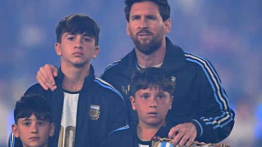 Lionel Messi junto a Thiago, Mateo y Ciro