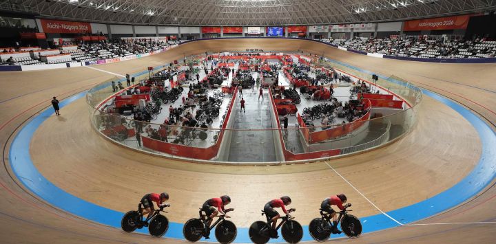 Ciclistas del equipo de China compiten durante la final femenina de persecución por equipos de ciclismo en pista en los 20 Juegos Asiáticos de Aichi-Nagoya 2026, en Izu, en la prefectura de Shizuoka, Japón.