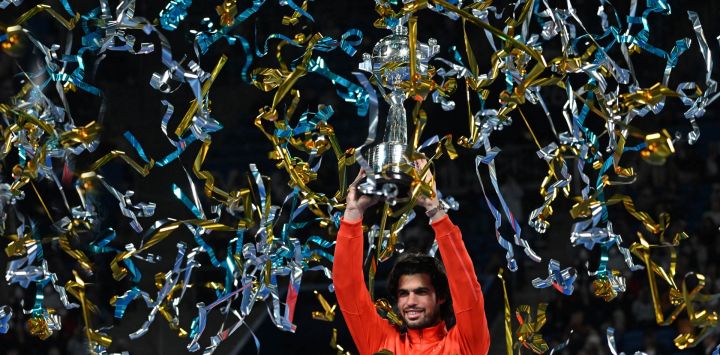 El español Carlos Alcaraz sostiene el trofeo mientras celebra su victoria sobre el checo Jiri Lehecka en la final individual masculina del torneo de tenis Abierto de Japón, en el Ariake Tennis Forest Park de Tokio.