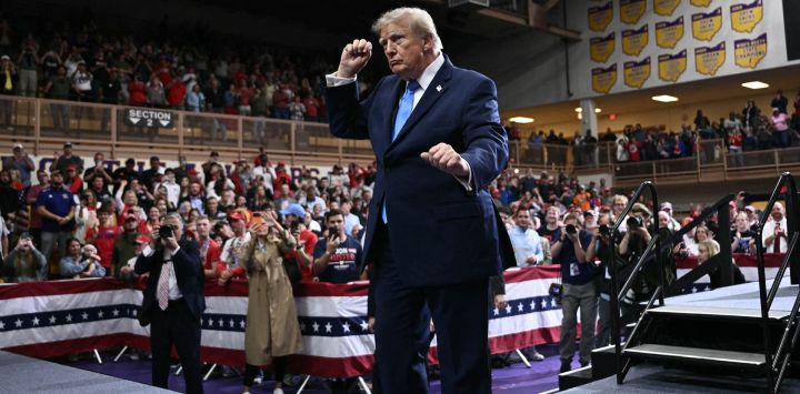 El presidente estadounidense Donald Trump baila durante un mitin de campaña en Vandalia, Ohio.