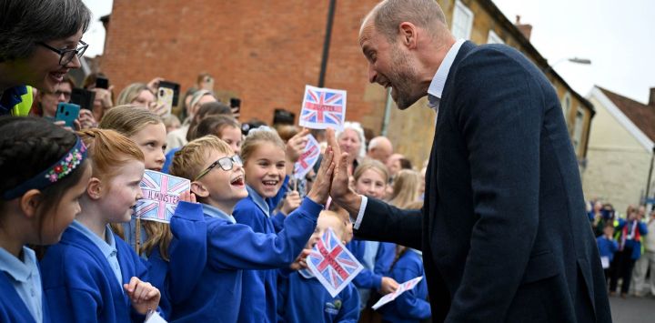 El príncipe Guillermo de Gran Bretaña, príncipe de Gales, se reúne con escolares locales durante una visita a Ilminster, en el suroeste de Inglaterra.