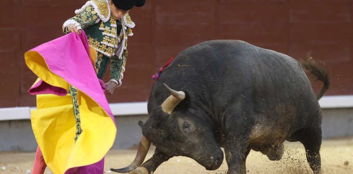 El torero español Borja Jiménez ejecuta un pase a un toro durante la Feria de Otoño en la plaza de toros de Las Ventas, en Madrid.