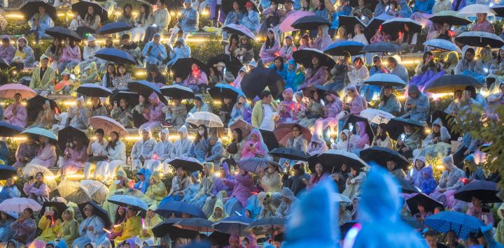 Imagen de personas observando el Concierto de la Huella Dactilar de la Tierra, en el distrito de Dafang de la provincia de Guizhou, en el suroeste de China.