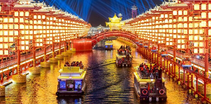 Imagen de turistas cruzando el área escénica de la Antigua Calle Hetou, en la provincia de Hebei, en el norte de China. Durante las vacaciones por el Día Nacional, se lanzaron recorridos nocturnos por toda China para crear escenarios de consumo diversificados.