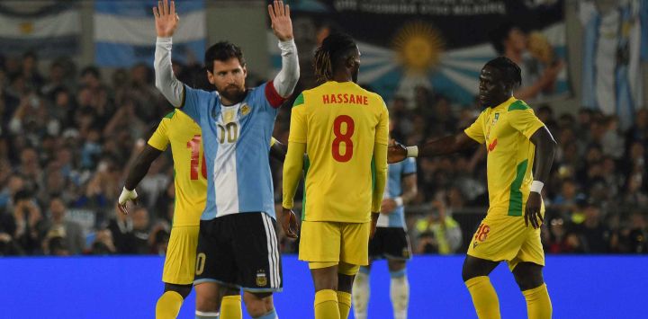 Lionel Messi celebra tras marcar el tercer gol de su equipo durante el partido amistoso internacional de fútbol entre Argentina y Benín, disputado en el estadio Más Monumental de Buenos Aires.
