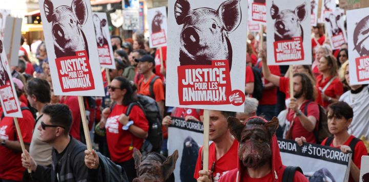 Manifestantes participan en la marcha "Marche pour la fermeture des abattoirs" (Marcha por el cierre de los mataderos), organizada por la organización de defensa de los derechos de los animales L214, en París.