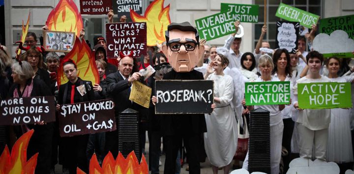 Manifestantes sostienen pancartas frente al Departamento de Energía en el centro de Londres, protestando contra el proyecto de desarrollo de los yacimientos petrolíferos de Rosebank y Jackdaw en el mar del Norte, al noroeste de Escocia. Dos proyectos propuestos en el mar del Norte, conocidos como Jackdaw y Rosebank, se han visto envueltos en litigios y retrasos burocráticos, y su aprobación resultaría polémica.