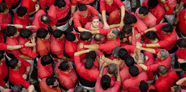 Miembros de la Colla Jove de Xiquets de Valls se preparan antes de formar un "castell" (torre humana) durante el 30.º Concurso de Castells de Tarragona. Los castells construidos tradicionalmente durante las fiestas en Cataluña, reúnen a equipos que compiten por levantar y desmontar la torre humana más alta.