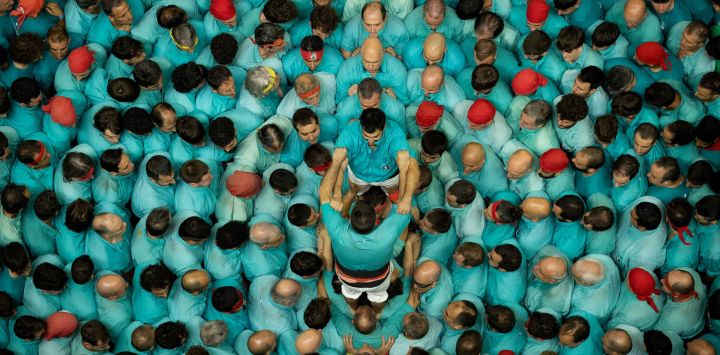 Miembros del equipo Castellers de Vilafranca forman un "castell" (torre humana) durante el 30.º Concurso de Castells en Tarragona. Los "castells", construidos tradicionalmente durante las fiestas en Cataluña, reúnen a equipos que compiten por levantar y desmontar la torre humana más alta.
