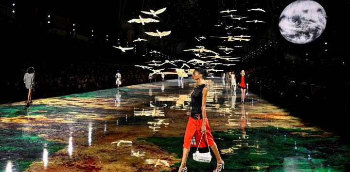 Modelos presentan creaciones del desfile de la colección femenina Primavera/Verano 2027 de Chanel, en el marco de la Semana de la Moda de París.