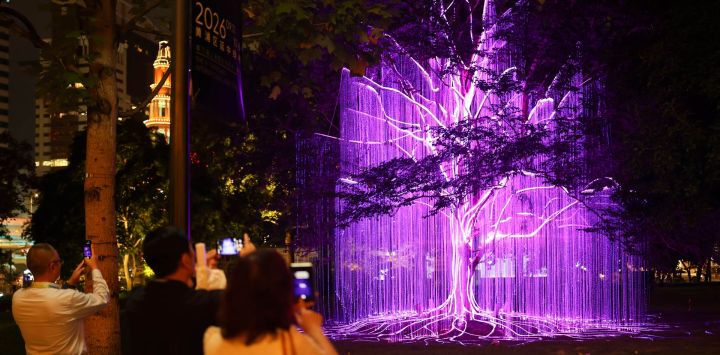 Personas disfrutan de un espectáculo de luces durante el tercer festival Shanghai Brillante, en Shanghai, en el este de China.