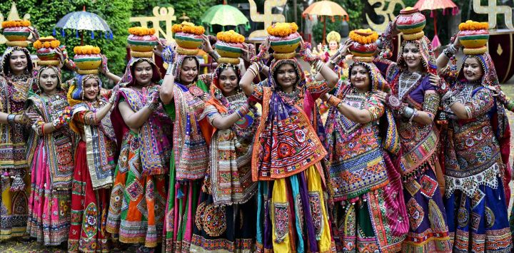 Personas vestidas con trajes tradicionales participan en una sesión de ensayo de "Garba" antes del festival hindú de Navaratri, en Ahmedabad, India.