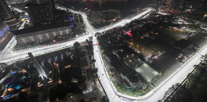 Una vista general muestra el perfil urbano y el circuito urbano para la próxima carrera nocturna del Gran Premio de Fórmula 1 en Singapur.