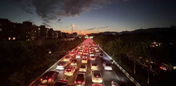 Vehículos circulan por una vía transitada en Teherán, Irán.