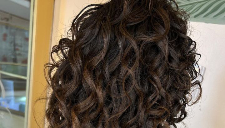 Pelo con frizz: trucos para cuidar tus rulos en primavera y verano