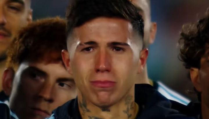 El desconsolado llanto de Enzo Fernández en la despedida a Lionel Messi: "Lo vamos a extrañar mucho"