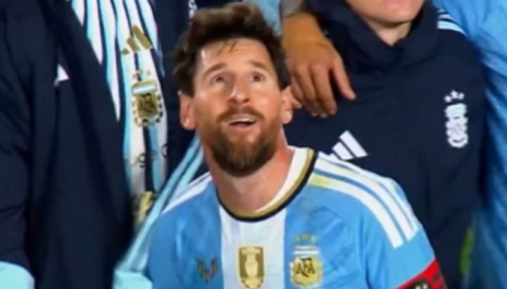 Una inoportuna publicidad durante la despedida de Lionel Messi generó desconcierto y una ola de indignación en la red