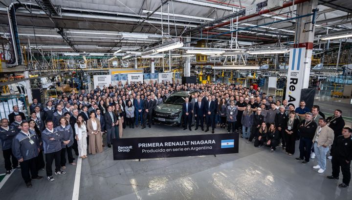 Renault presentó la pick-up Niagara en la planta de Santa Isabel