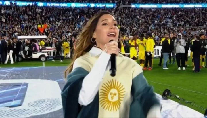 El poncho que usó Soledad Pastorutti en la despedida de Lionel Messi: su historia y qué futbolista se lo quedó