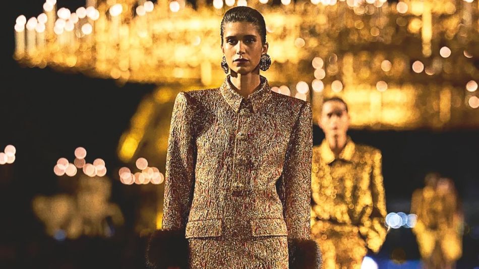 Mica Argañaráz en el París Fashion Week