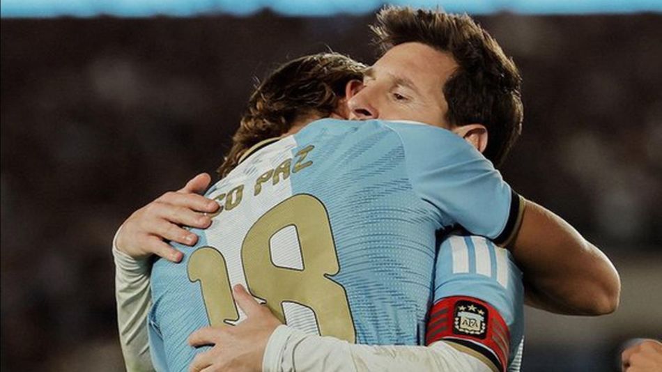 Nicolás Paz y Lionel Messi