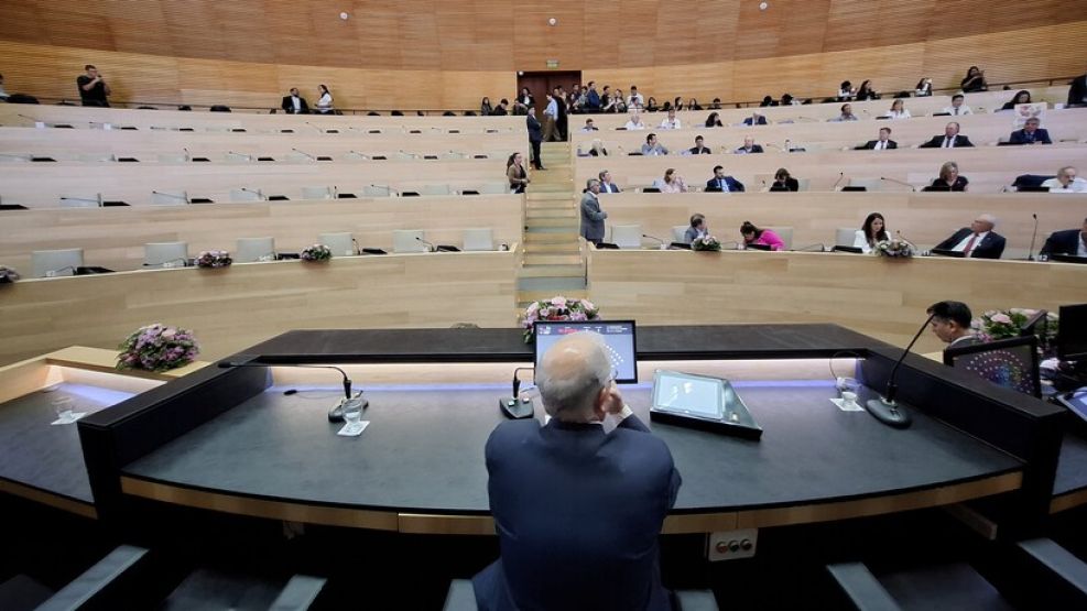 Saliba en el sillón de la presidencia tras el portazo del PJ