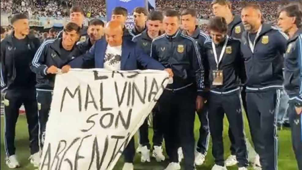 Selección de Argentina con la bandera por las Malvinas