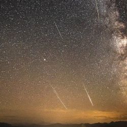 Alrededor de 20 meteoros cruzan el cielo con una velocidad de 20 kilómetros por segundo.