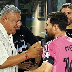Claudio Tapia y Lionel Messi. | Foto:AP.