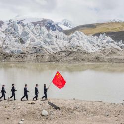 Imagen de oficiales de policía de la estación de policía fronteriza de Pumaqangtang patrullando cerca del glaciar Gangbu, en Shannan, en la región autónoma de Xizang, en el suroeste de China. | Foto:Xinhua/Tenzin Nyida