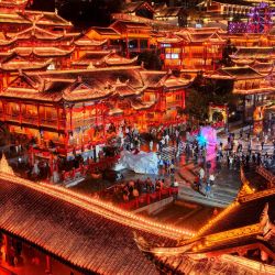 Imagen tomada con un dron de personas visitando una calle comercial, en el distrito de Xuan'en, en la prefectura autónoma de las etnias tujia y miao de Enshi, en la provincia de Hubei, en el centro de China. | Foto:Xinhua/Song Wen