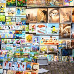 La fotografía muestra a un vendedor de arte organizando su puesto en una calle de Cracovia. | Foto:Mladen Antonov / AFP