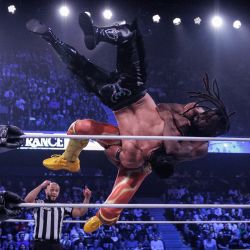 Los luchadores Bandido y Kofi actúan durante el evento AEW Grand Slam en el Adidas Arena de París. | Foto:Simon Wohlfahrt / AFP