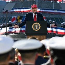 Se observa el USS Billings (LCS 15), un buque de combate litoral de la variante Freedom, mientras miembros de la Marina de los EE. UU. escuchan al presidente Donald Trump hablar en Anduril Industries, en Sparrows Point, Maryland. | Foto:JIM WATSON / AFP
