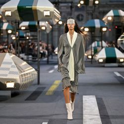 Una modelo presenta una creación para el desfile de la colección femenina Primavera/Verano 2027 de Louis Vuitton, en el marco de la Semana de la Moda de París. | Foto:LOU BENOIST / AFP