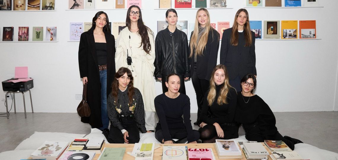 La lectura como encuentro social: así fue el primer evento creado por LENEK y Material36 con libros y revistas en el centro de la escena.