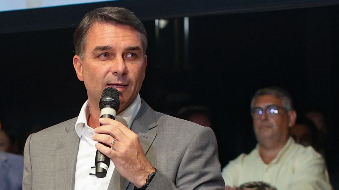 Flávio Bolsonaro secures four key party endorsements in Brazil race