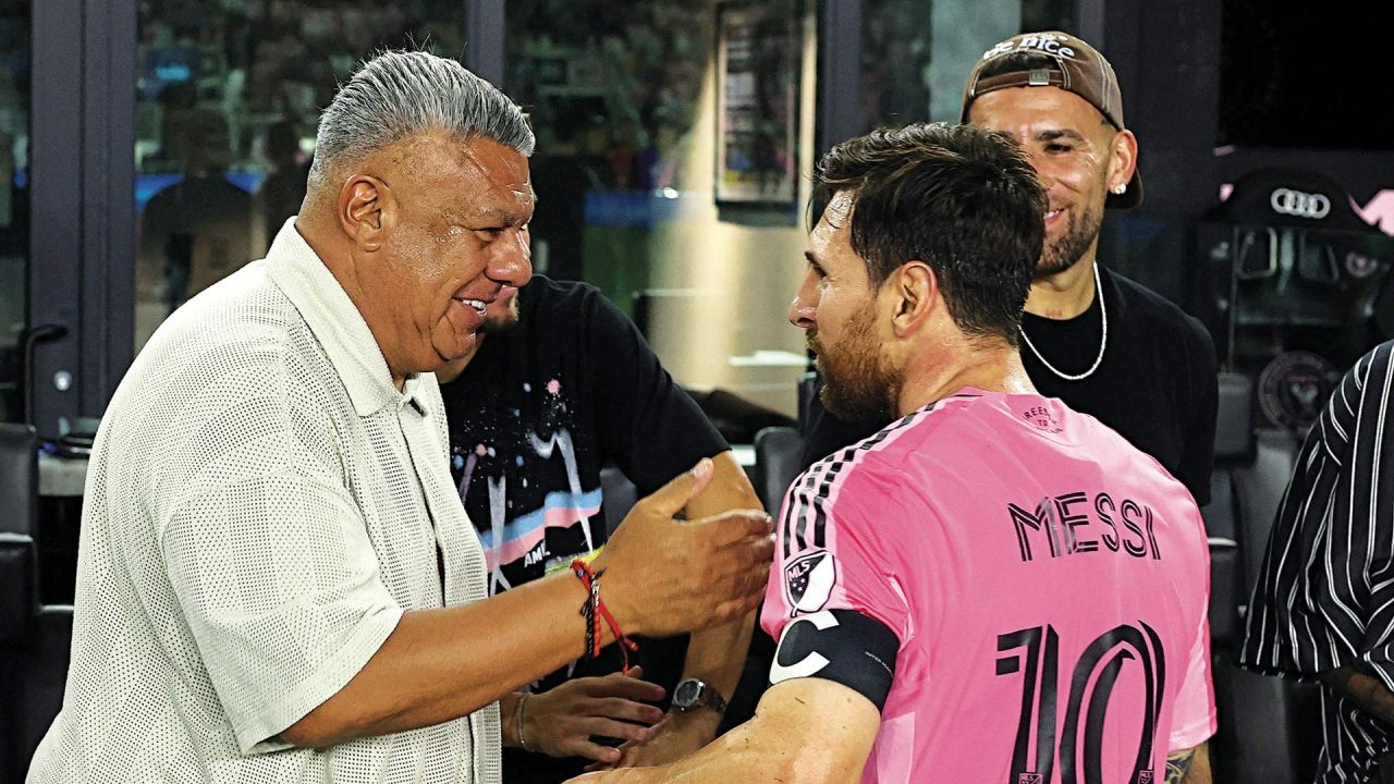 Claudio Tapia y Lionel Messi. | Foto:AP.