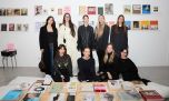 La lectura como encuentro social: así fue el primer evento creado por LENEK y Material36 con libros y revistas en el centro de la escena.