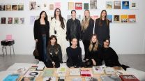 La lectura como encuentro social: así fue el primer evento creado por LENEK y Material36 con libros y revistas en el centro de la escena.