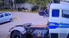Dos chicos están en grave estado por un accidente con una moto en Villa Elisa.