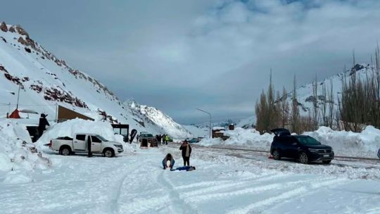 Un temporal poco habitual golpea la cordillera mendocina y mantiene cerrados los pasos a Chile