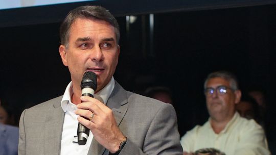 Flávio Bolsonaro secures four key party endorsements in Brazil race